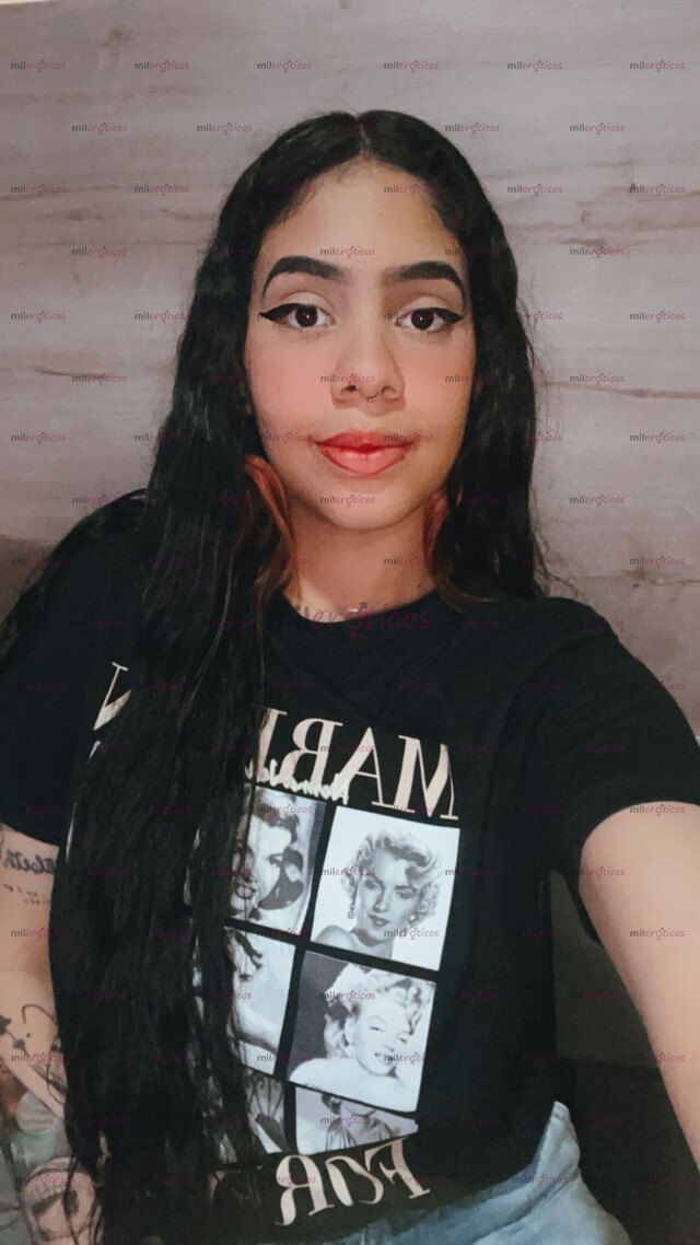 FOTOS DE HOLA UN GUSTO SOY VANELOPE, UNA FLACA CON CABELLO LARGO,TATUAJES Y MUY CALIENTE
