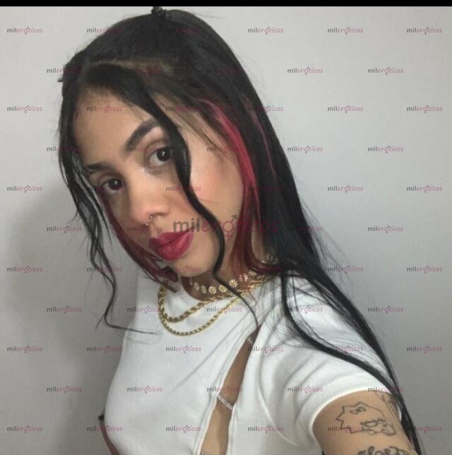 FOTOS DE HOLA UN GUSTO SOY VANELOPE, UNA FLACA CON CABELLO LARGO,TATUAJES Y MUY CALIENTE