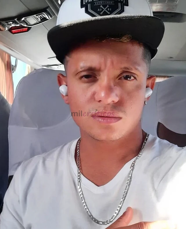 Hola soy scort venezolano full complaciente tengo 26 anos y vivo en el centro de santiago educado y con verga de 17 cm y buen culo aguantador tambien...