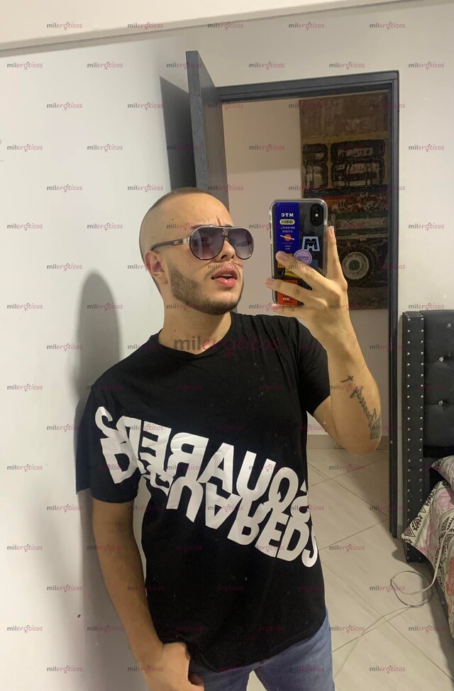 FOTOS DE ALEXIS CHICO VERSATIL VELLUDO A TU DISPOSICION