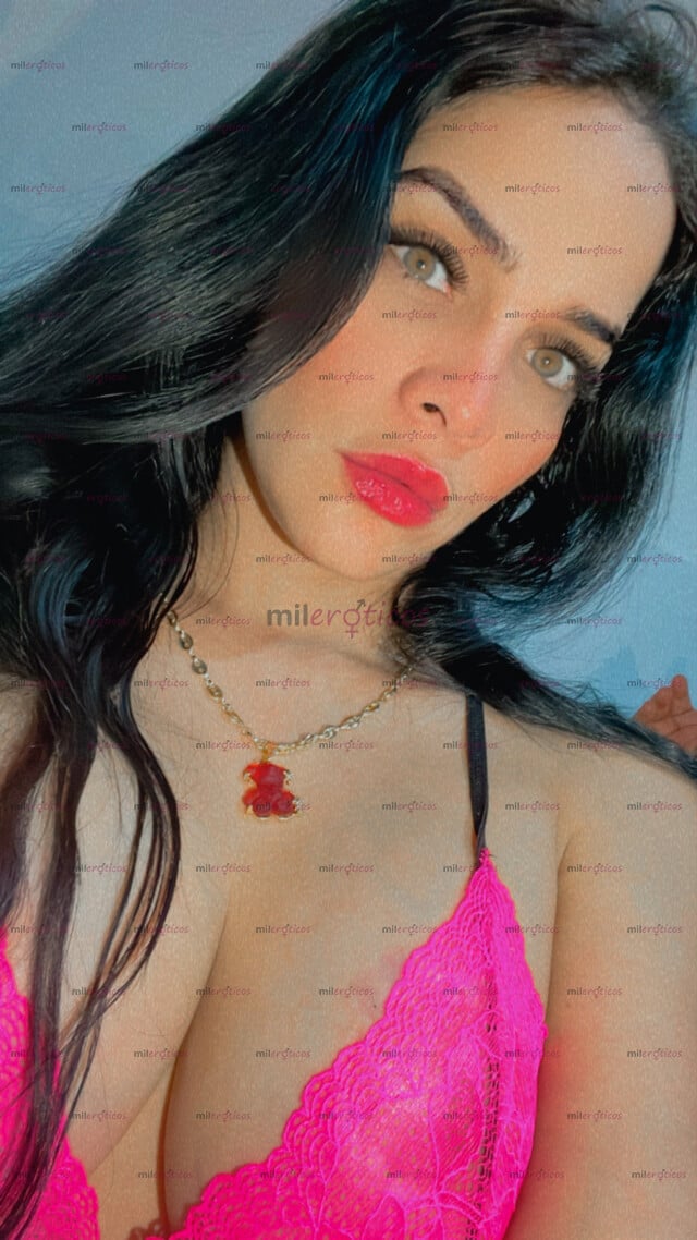 FOTOS DE HERMOSA DAMA ELEGANTE BIEN. CALIENTE. Y PERRA EN LA CAMA VEN VEN VEN VEN