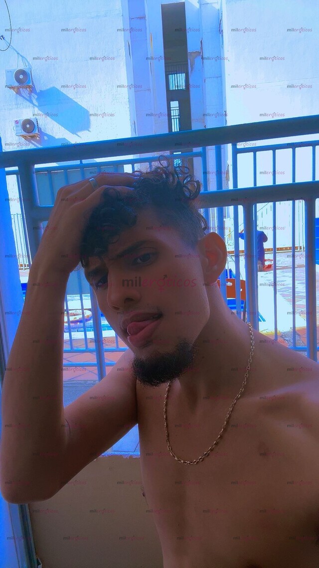 FOTOS DE HOLA CHICOS POR ACÁ UN MORENO VERSÁTIL VERGÓN COMPLACIENTE