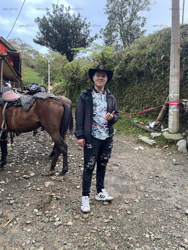 FOTOS DE JOVEN DE 26 AÑOS ENCANTADO POR TODO TIPO DE MUJER