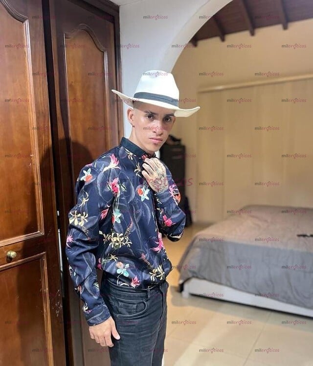 FOTOS DE POLLO DELGADO NUEVO SERIO EDUCADO DISPUESTO ATENTO