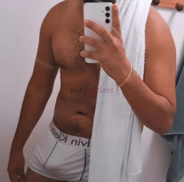 Sou moreno discreto barbudo gosto de foder valendo um cu de um macho e fazer ele senti o maior prazer na cama entre quatro paredes se interessou so ch...