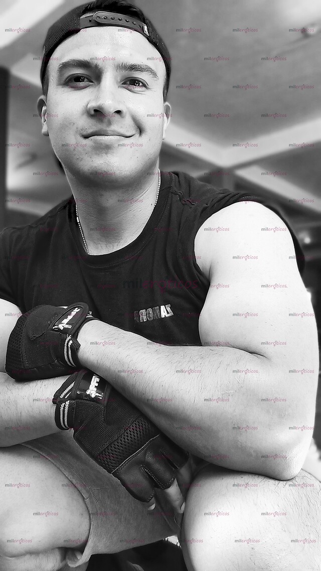 FOTOS DE HOMBRE JOVEN Y COMPLACIENTE, CON CUERPO ATLETICO PARA TU DELEITE, SOLO MUJERES