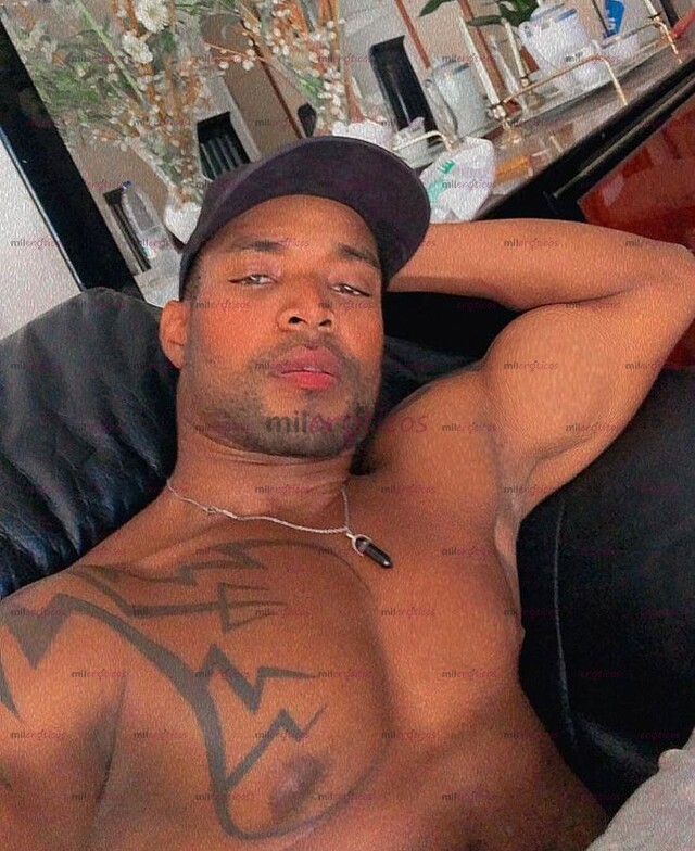 FOTOS DE MORENO ACTIVO VERGON XXL CON LOS HUEVOS LLENOS DE LECHE