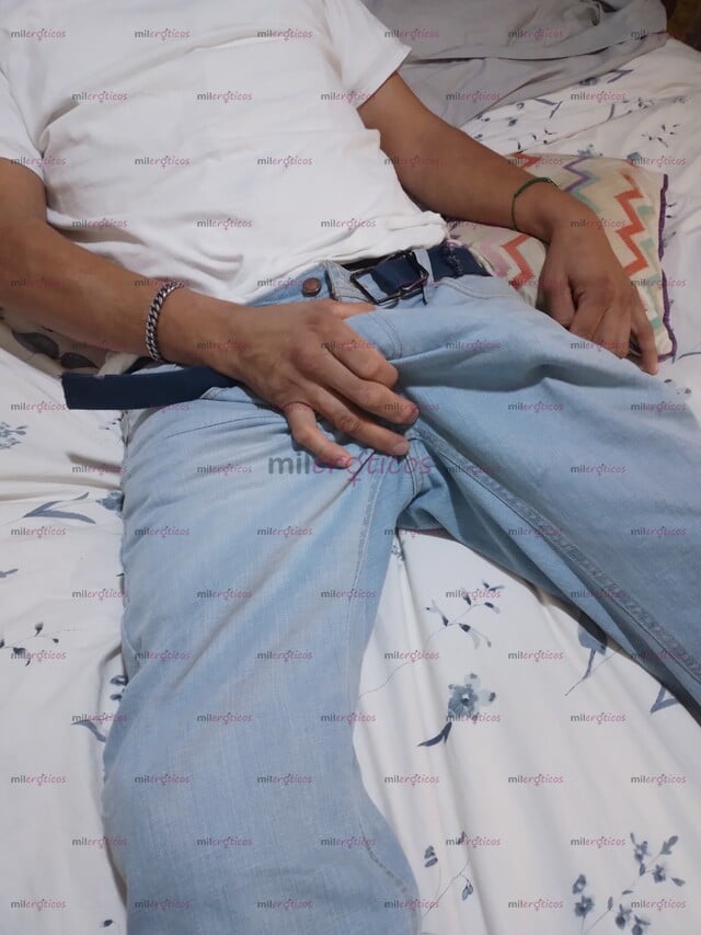 FOTOS DE CHICO DOTADO MORENO ALTO Y SEXY QUE CUMPLE TUS FANTASIAS