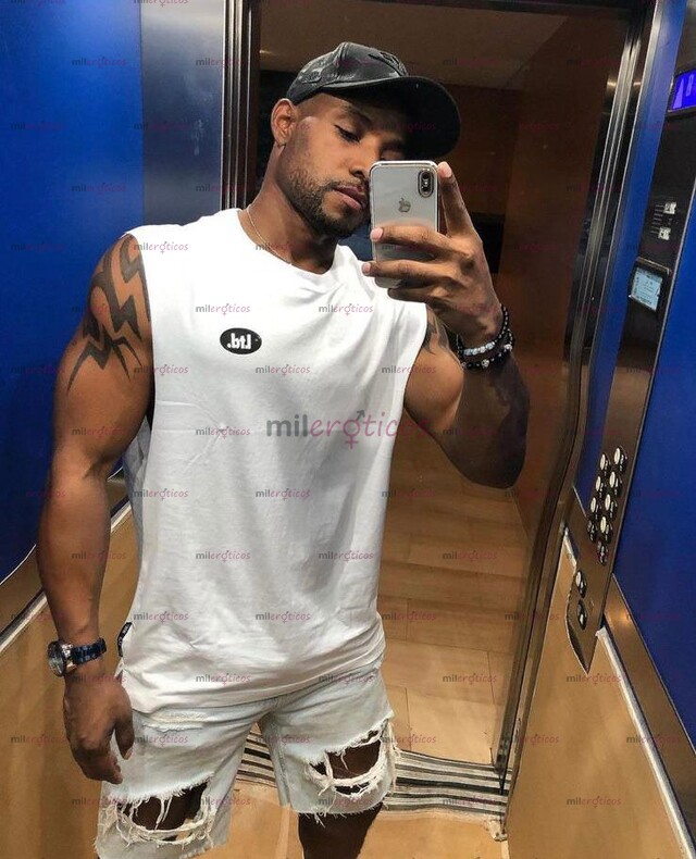 FOTOS DE MORENO ACTIVO VERGON XXL CON LOS HUEVOS LLENOS DE LECHE