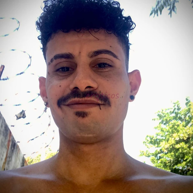 Me diga o que procura e eu realizo atencioso amigo carinhoso bem humorado e disposto a realizar os seus desejos realizo massagem e outras coisas mais...