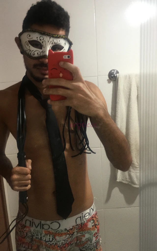 Me diga o que procura e eu realizo atencioso amigo carinhoso bem humorado e disposto a realizar os seus desejos realizo massagem e outras coisas mais...