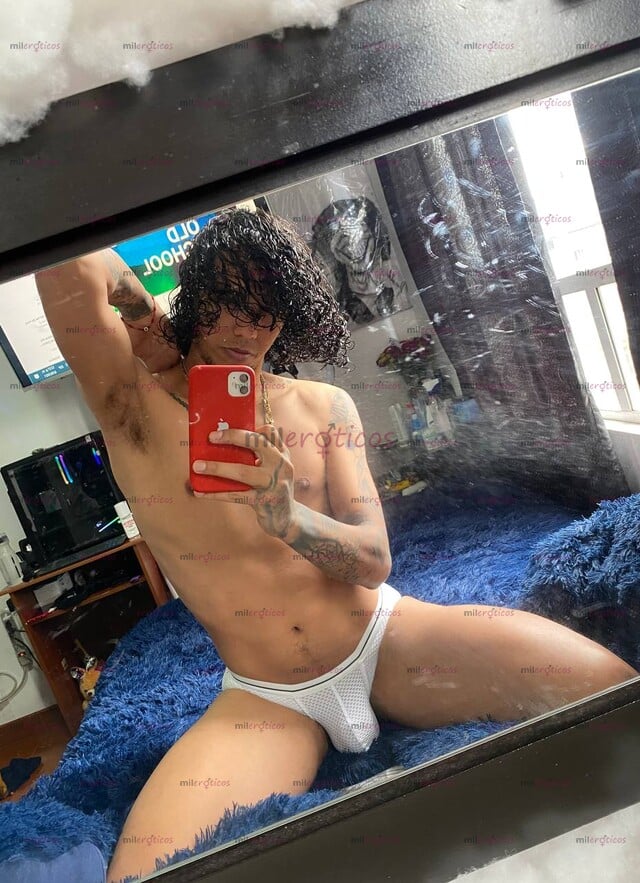 FOTOS DE MORENO DE 1.90 M DE ALTURA, TATUAJES, ESBELTO, MASCULINO Y EXTROVERTIDO