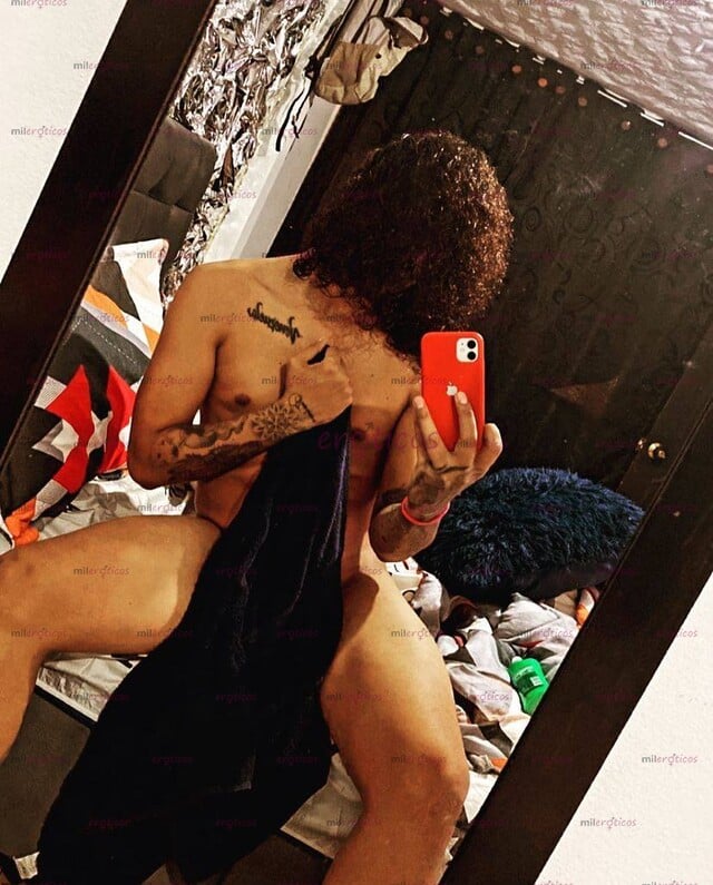 FOTOS DE MORENO DE 1.90 M DE ALTURA, TATUAJES, ESBELTO, MASCULINO Y EXTROVERTIDO