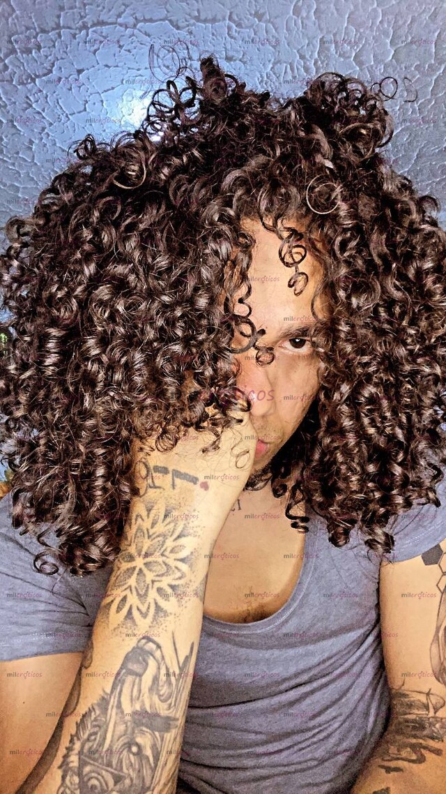 FOTOS DE MORENO DE 1.90 M DE ALTURA, TATUAJES, ESBELTO, MASCULINO Y EXTROVERTIDO