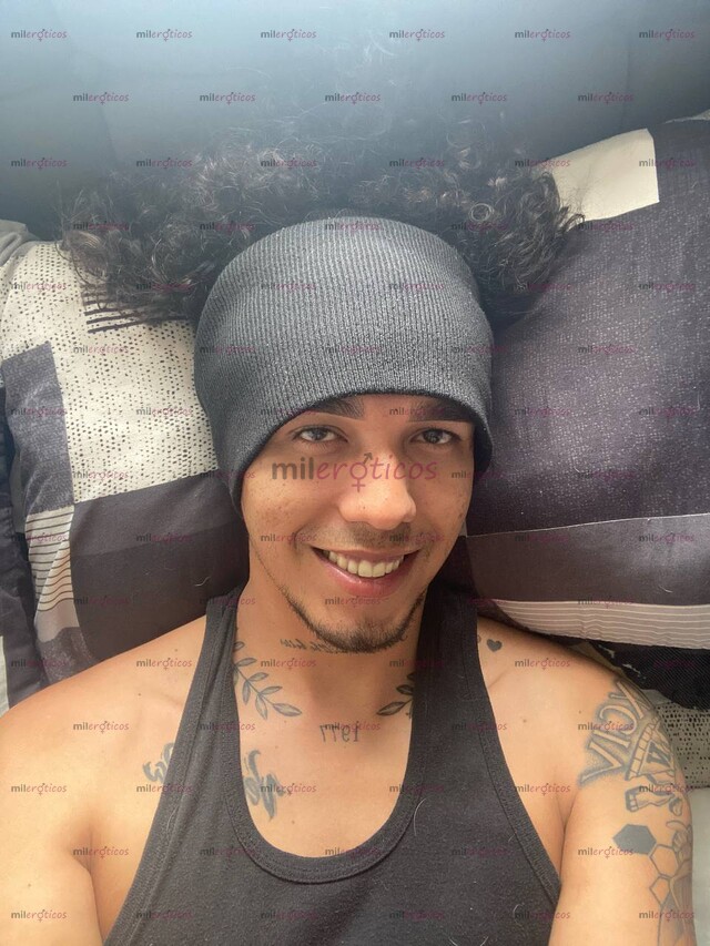 FOTOS DE MORENO DE 1.90 M DE ALTURA, TATUAJES, ESBELTO, MASCULINO Y EXTROVERTIDO