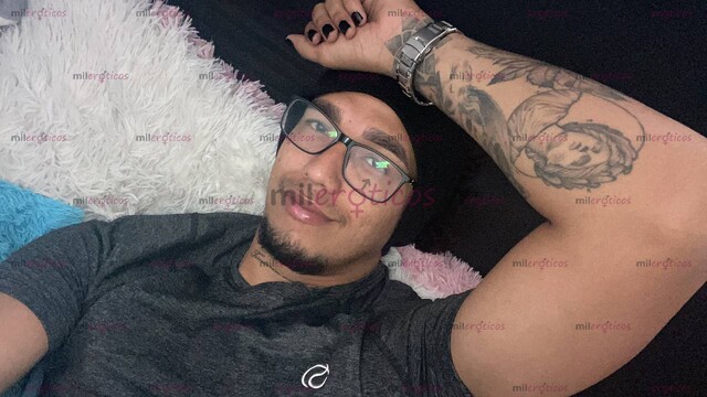 FOTOS DE MORENO DE 1.90 M DE ALTURA, TATUAJES, ESBELTO, MASCULINO Y EXTROVERTIDO