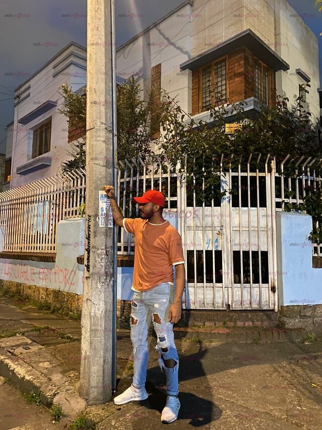 FOTOS DE MORENO ALTO ARRECHO DE PASO DISPUESTO A COMPLACERTE CARGADO DE LECHE PARA TI