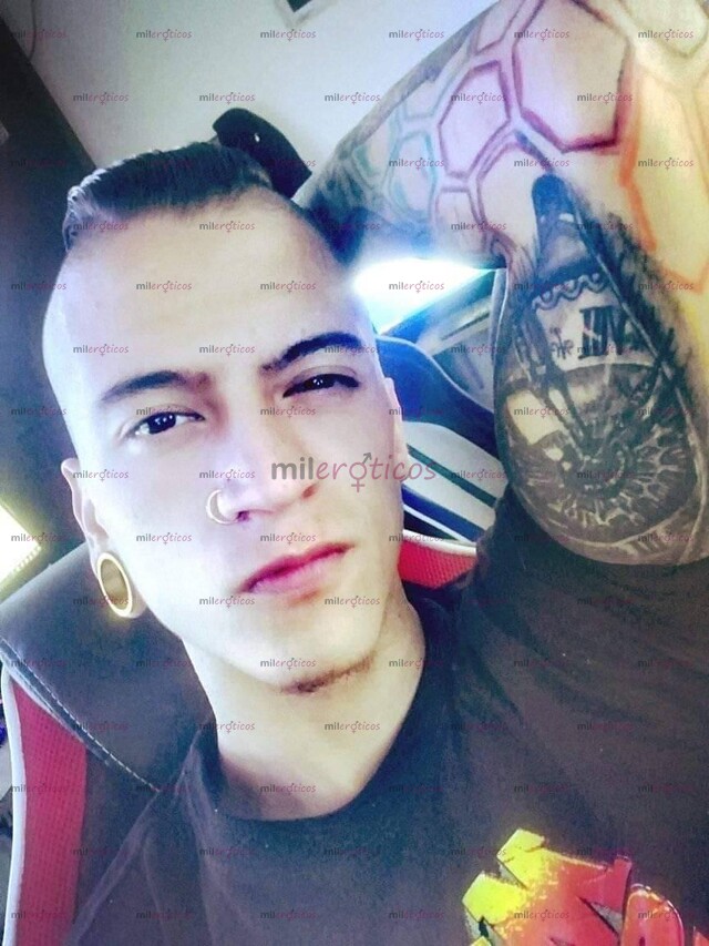 FOTOS DE JOVEN, ATLÉTICO, TATUADO: HACIENDO DE TU PLACER MI PRIORIDAD