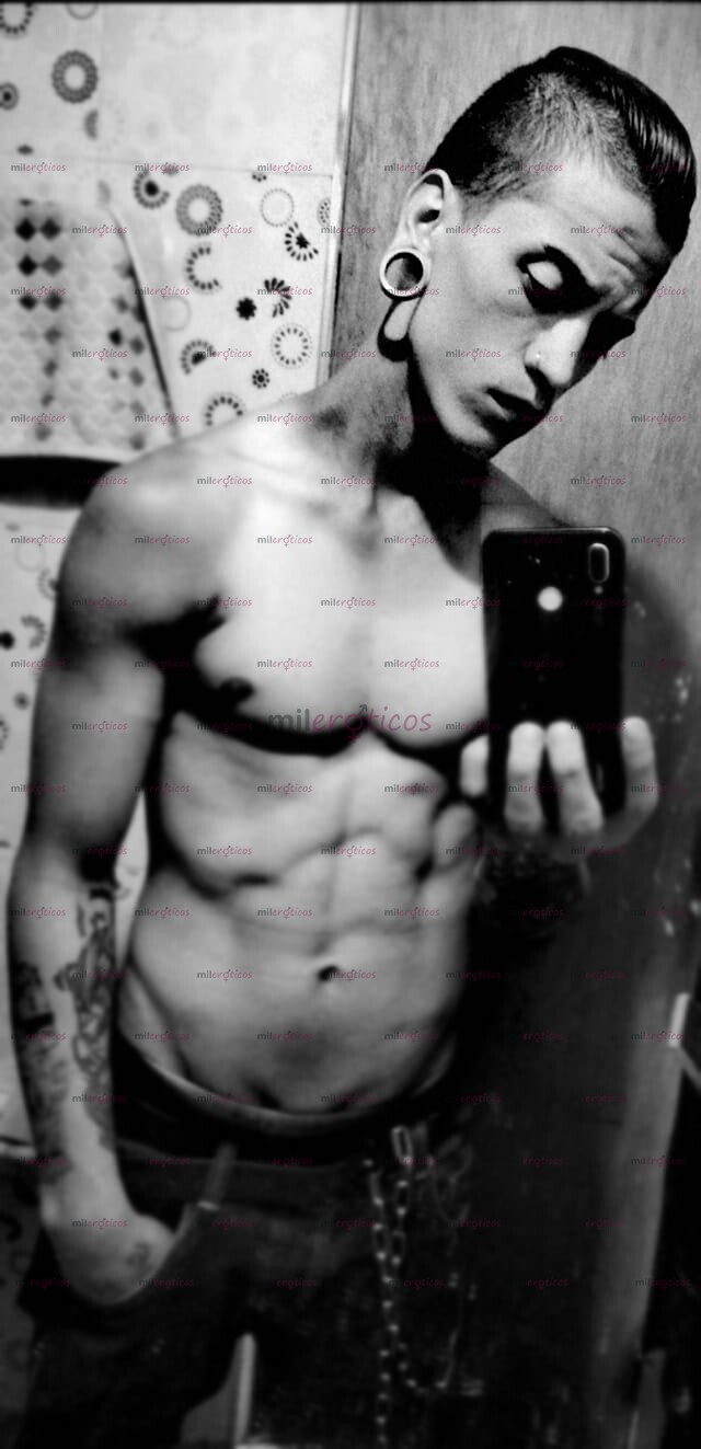 FOTOS DE JOVEN, ATLÉTICO, TATUADO: HACIENDO DE TU PLACER MI PRIORIDAD