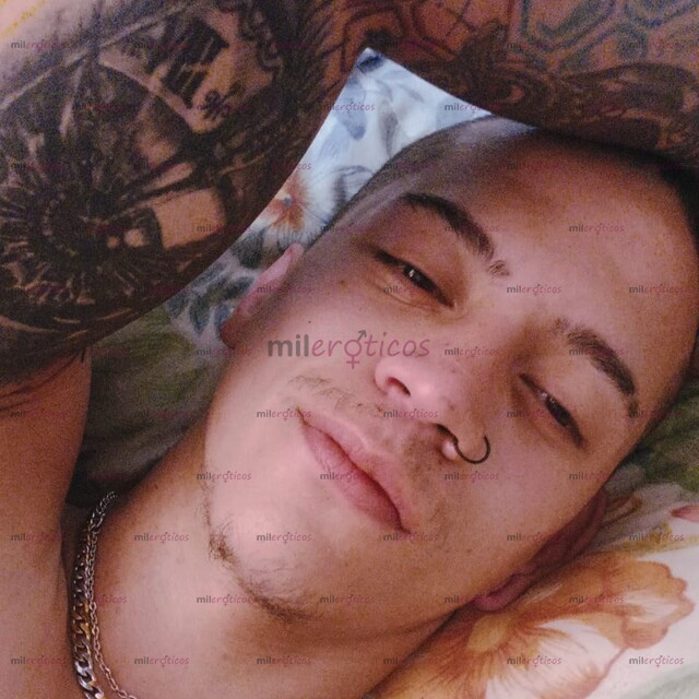 FOTOS DE JOVEN, ATLÉTICO, TATUADO: HACIENDO DE TU PLACER MI PRIORIDAD