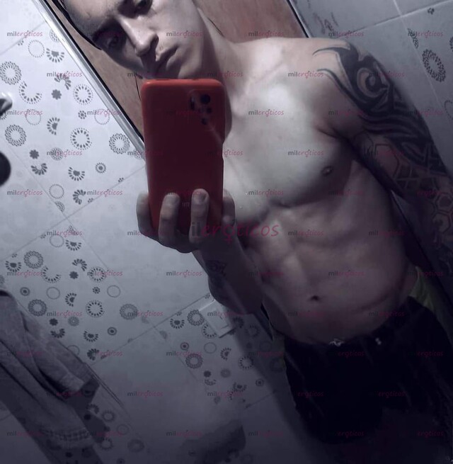 FOTOS DE JOVEN, ATLÉTICO, TATUADO: HACIENDO DE TU PLACER MI PRIORIDAD