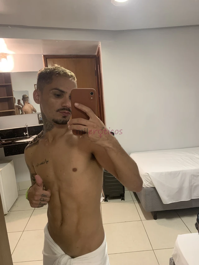 Loirinho magrinho barriga tanqhinho tatuado bigodinho marrento hehecurto dominar bem gostoso tudo na calma beijando seu corpo de cima pra baixo faland...