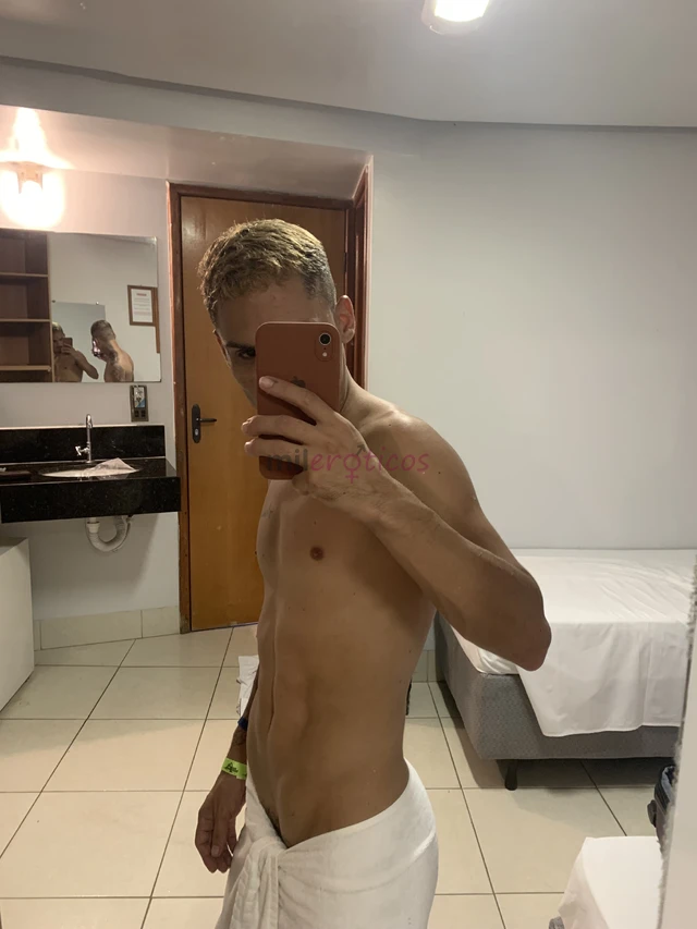 Loirinho magrinho barriga tanqhinho tatuado bigodinho marrento hehecurto dominar bem gostoso tudo na calma beijando seu corpo de cima pra baixo faland...