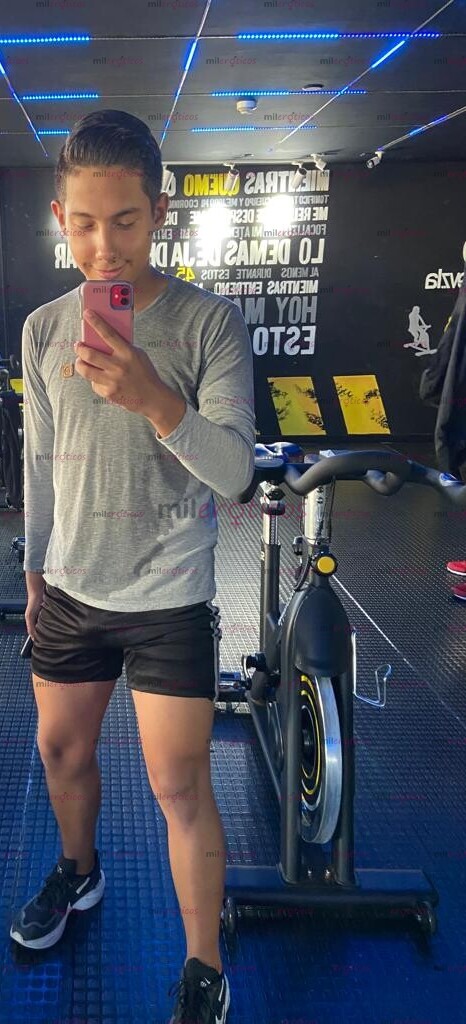 FOTOS DE JOVEN VERSATIL COMPLACIENTE VARONIL EDUCADO. SERIO