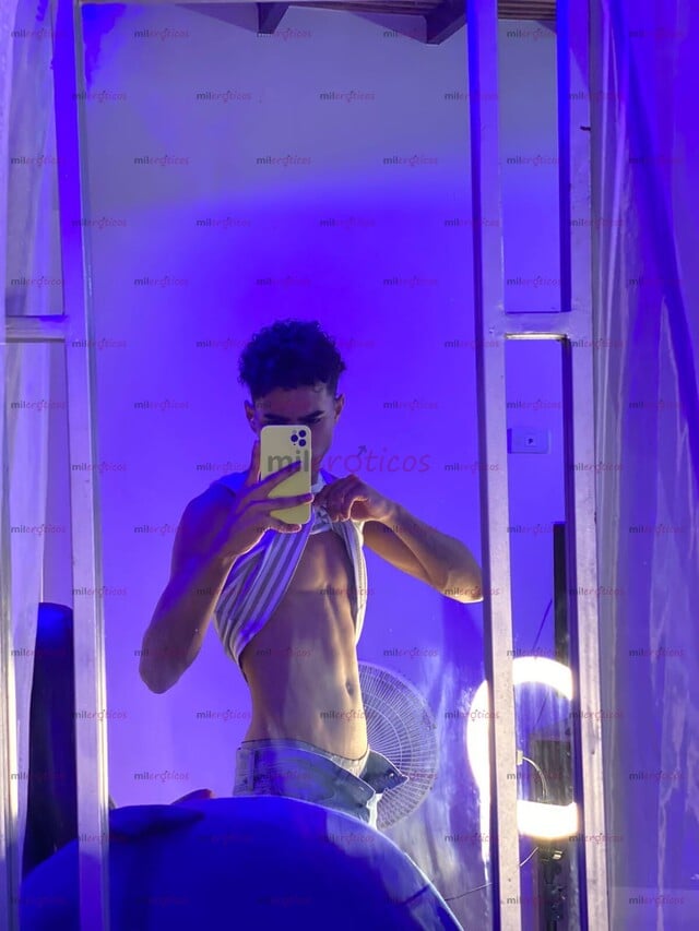 FOTOS DE JOVEN MORENO VERGON DELGADO Y ATLÉTICO. LATINO CALIENTE