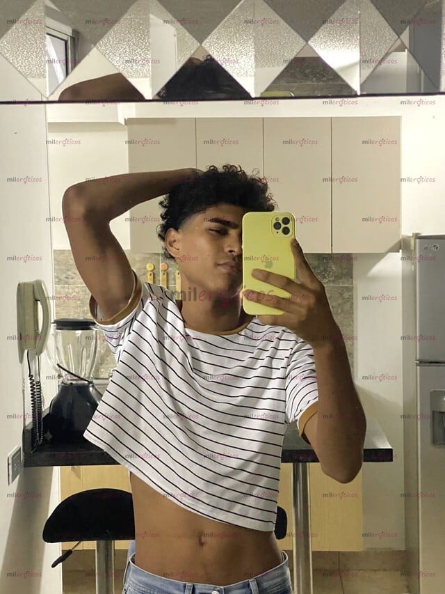 FOTOS DE JOVEN MORENO VERGON DELGADO Y ATLÉTICO. LATINO CALIENTE