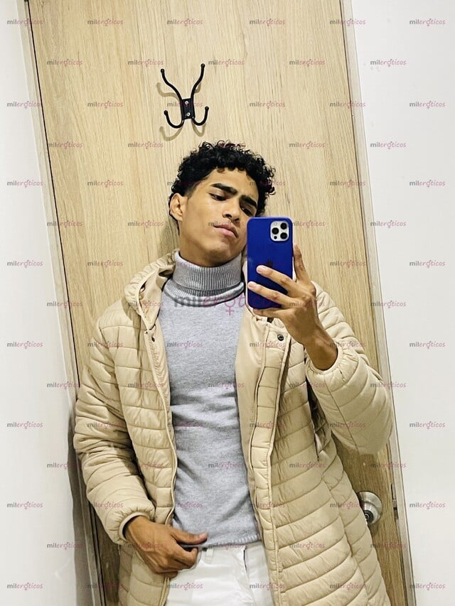 FOTOS DE JOVEN MORENO VERGON DELGADO Y ATLÉTICO. LATINO CALIENTE