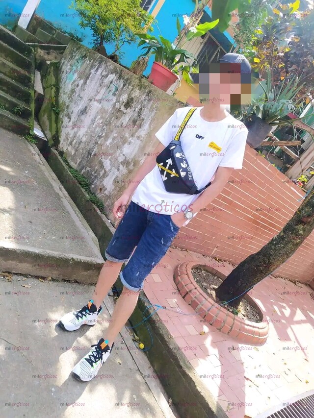 FOTOS DE VENEZOLANO DE PASO POR CUIDAD, OFRECIENDO SEXOSERVICIO