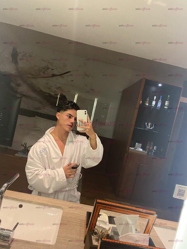 FOTOS DE HOLA MUCHO GUSTO SOY SEBASTIÁN SOY DE COLOMBIA DISPUESTO A PASARLA RICO CONTIGO