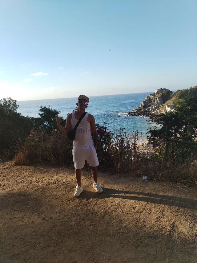 Hola soy scort venezolano full complaciente tengo 26 anos y vivo en el centro de santiago educado y con verga de 17 cm y buen culo aguantador tambien...