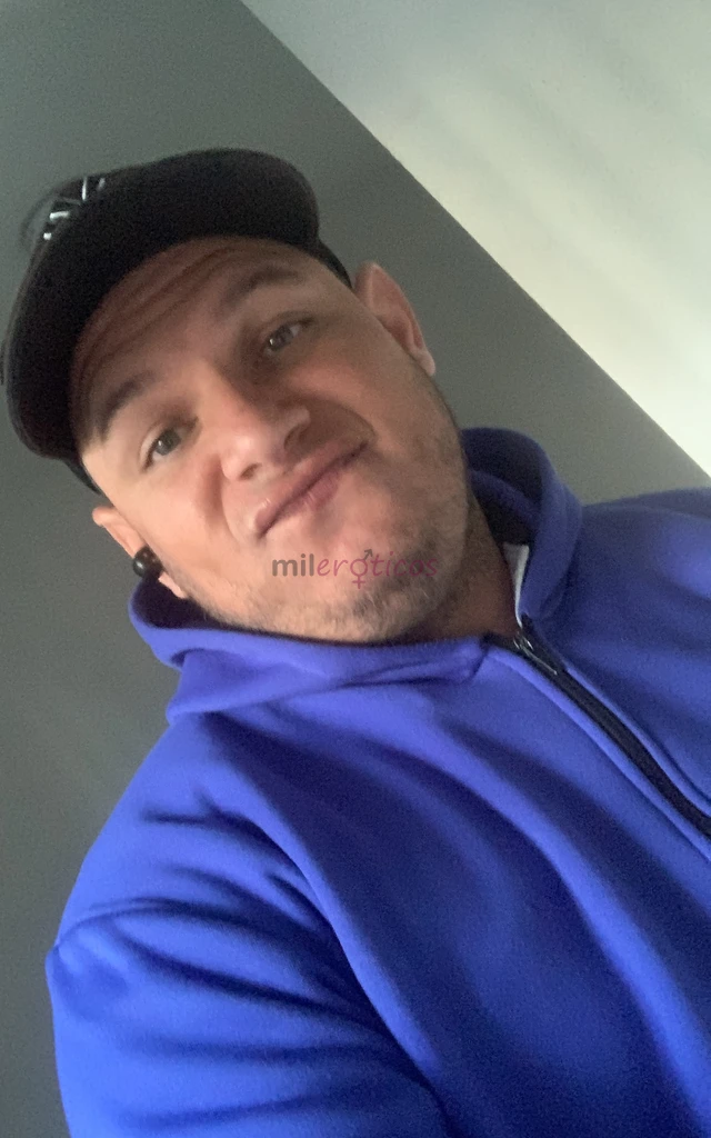 Soy venezolano en chile soltero en busca de algo ljndo y rico puedo ser muy complaciente carinoso romantico y divertido busco cosas ricas