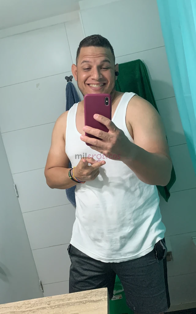 Soy venezolano en chile soltero en busca de algo ljndo y rico puedo ser muy complaciente carinoso romantico y divertido busco cosas ricas