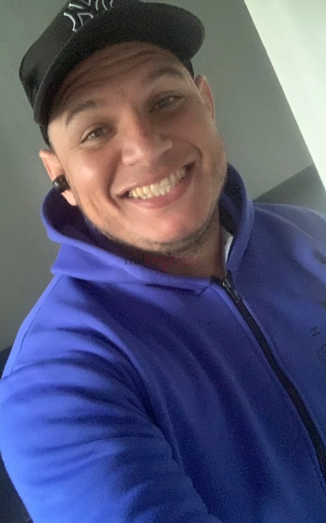 Soy venezolano en chile soltero en busca de algo ljndo y rico puedo ser muy complaciente carinoso romantico y divertido busco cosas ricas