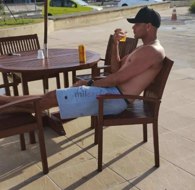 Oi tudo bem novo por aqui 23 cm 1 90 de altura olhos castanhos mel carinhoso ativo principalmente pra vcs mulheres gostosas lindas estou aqui magrinha...
