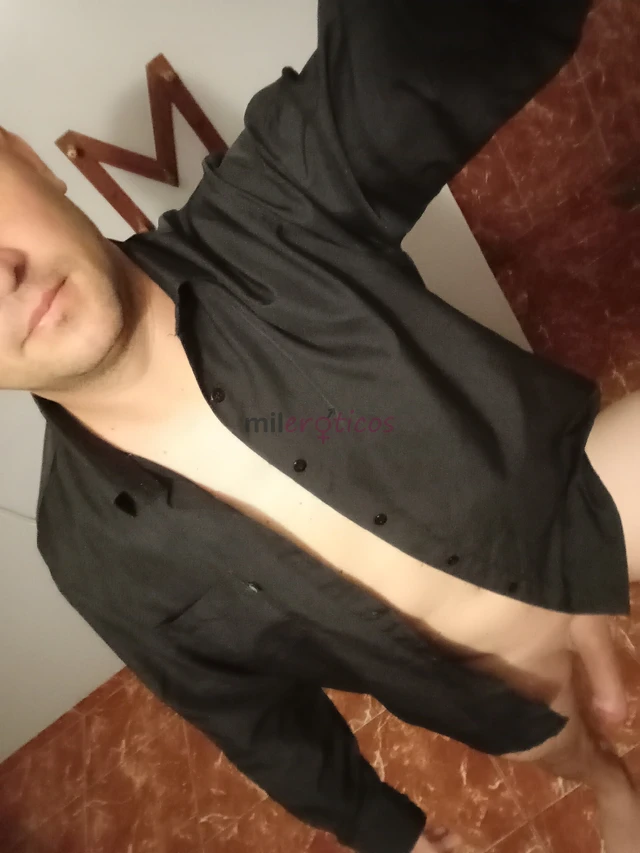 Alto corpo padrao carinhoso atencioso e pronto para vc me chamar e realizar suas vontades totalmente discreto atendendo em moteis hoteis e a domicilio...