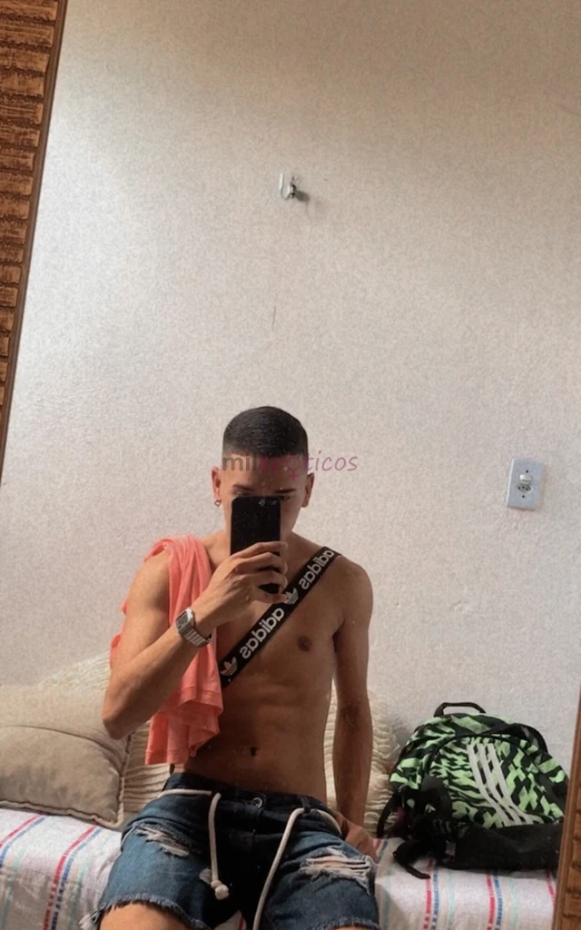 Sou novinho tenho 21 anos e versatil atendo homens mulheres ou casais tenho local porem faco deslocamento para motel hotel ou residencia fica ao seu c...