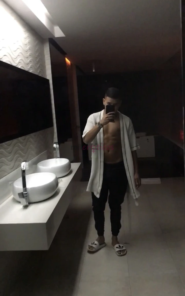 Sou novinho tenho 21 anos e versatil atendo homens mulheres ou casais tenho local porem faco deslocamento para motel hotel ou residencia fica ao seu c...