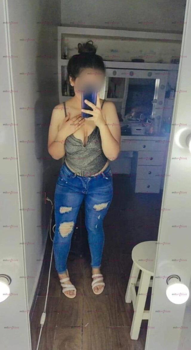 FOTOS DE MOJADA Y LISTA PARA QUE ME COJAS BIEN RICO.