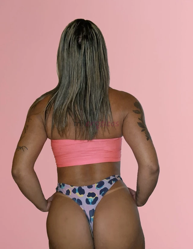 Sou a leandra uma loira gata e top que adora mostrar o cuzinho e o pau ate voce gozar sento no piru de plastico e ainda dou leitinho no pacote de vide...