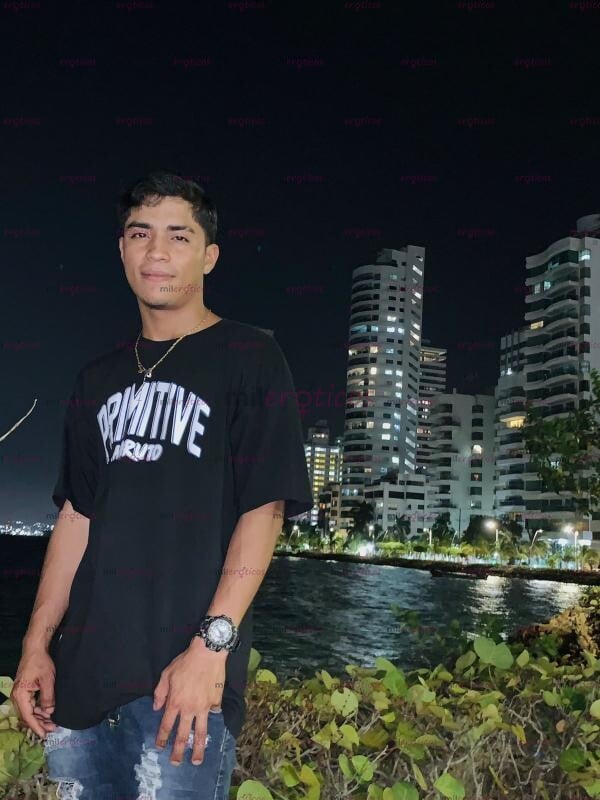 FOTOS DE PROMO DE DIA 100K SOY MAIKOL UN POLLO DE 20 AÑOS ACTIVO 100%