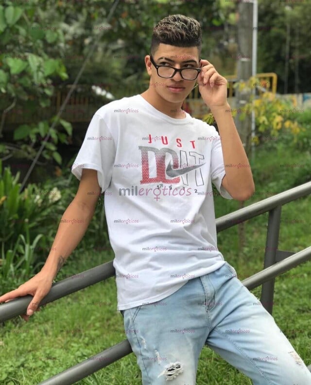 FOTOS DE POLLO SEXY CALIENTE DISPUESTO A HACERTE PASAR UN BUEN RATO