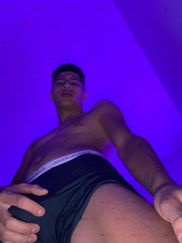 FOTOS DE POLLO SEXY CALIENTE DISPUESTO A HACERTE PASAR UN BUEN RATO