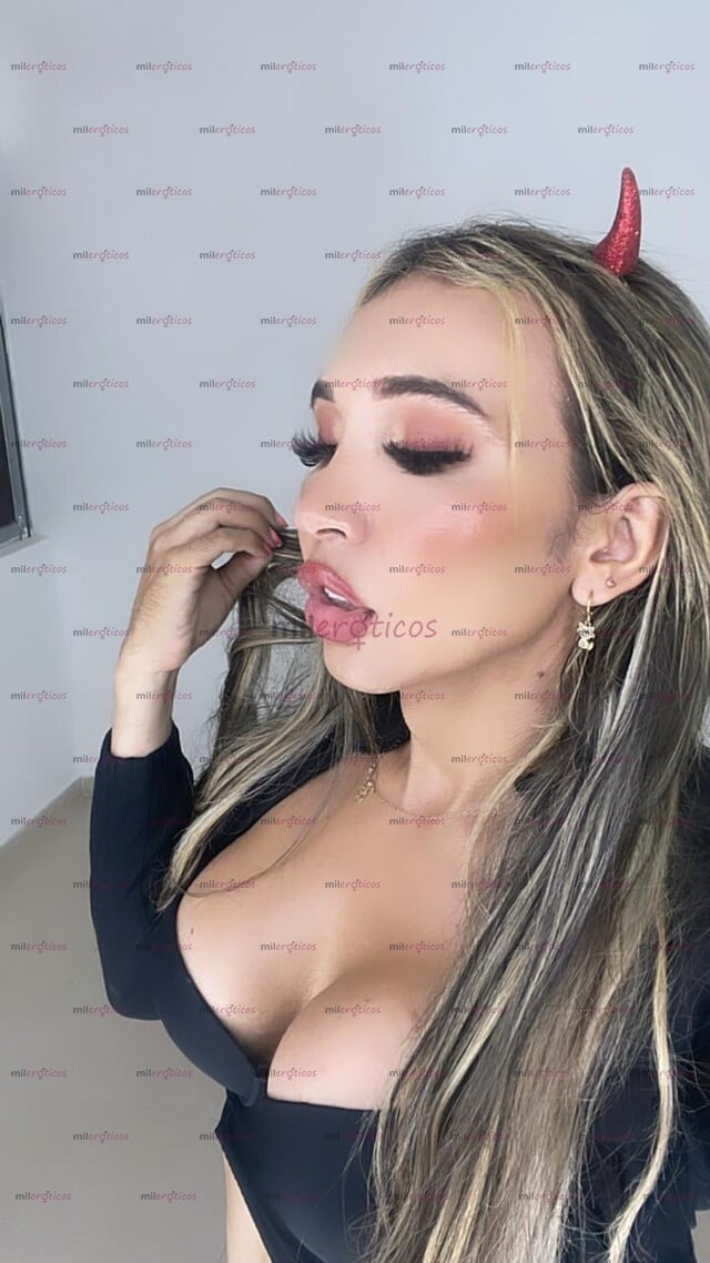 FOTOS DE LINDA RUBIA UNIVERSITARIA OPERADA TETONA CULONA CARIÑOSA AMANTE A LAS POLLAS.