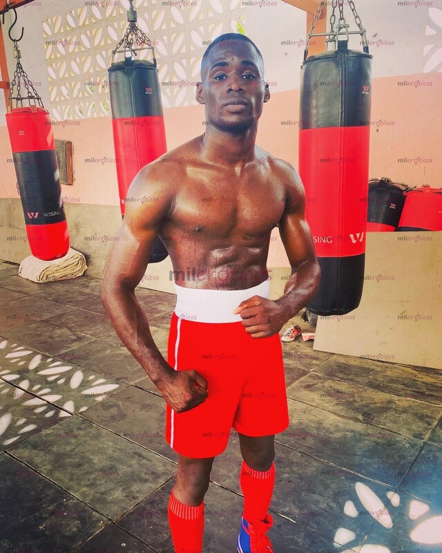 FOTOS DE COMPLACE TUS GANAS EN EL RING CON ESTE MORENO BOXEADOR... NO TE VAS A ARREPENTIR