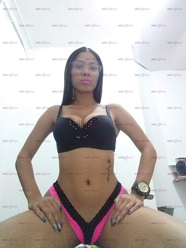 FOTOS DE PELINEGRA CABELLO CORTO, CON LENTES, SENOS GRANDES, MORENITA VENEZOLANA