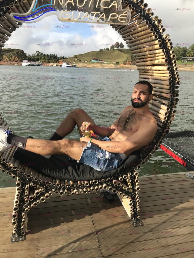 FOTOS DE CHICO LATINO VERSÁTIL BIEN DOTADO, SOLO INTERESADOS